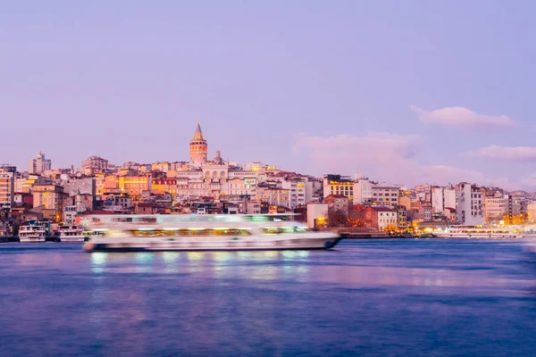 Istanbul Turkije Jan 2020 Galata Tower Met Veerboot Golden Horn — Stockfoto