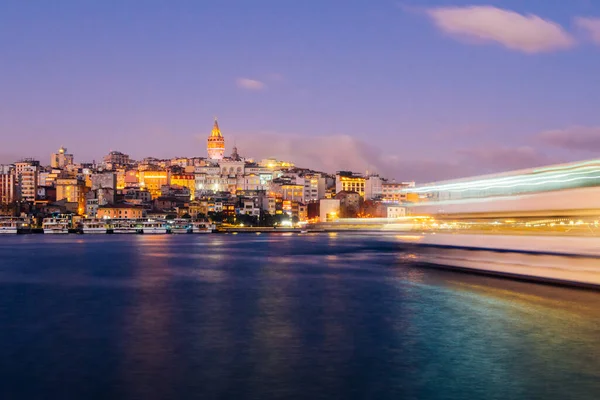 Istanbul Turkije Jan 2020 Galata Tower Met Veerboot Golden Horn — Stockfoto