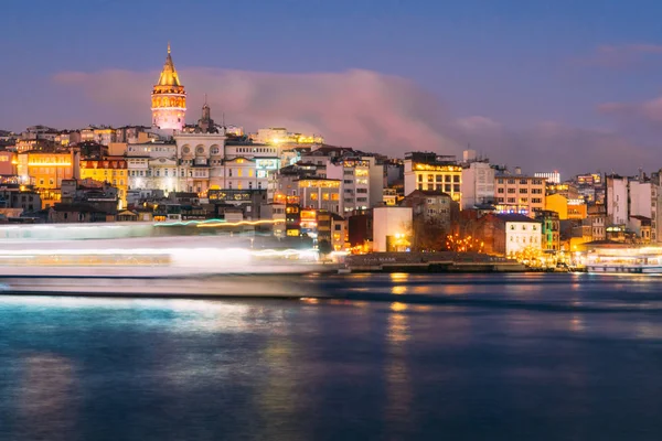 Istanbul Turkije Jan 2020 Galata Tower Met Veerboot Golden Horn — Stockfoto