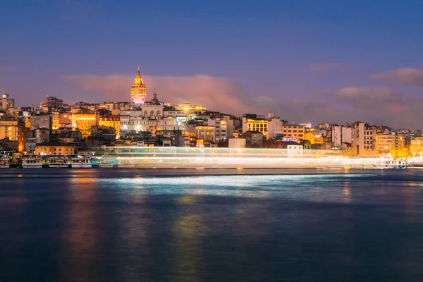 Istanbul Turkije Jan 2020 Galata Tower Met Veerboot Golden Horn — Stockfoto