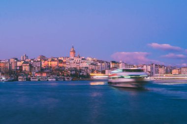 İstanbul, Türkiye - 15 Ocak 2020: Feribot teknesi ile Galata Kulesi, İstanbul, Türkiye,