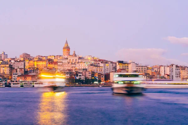 Istanbul Turkije Jan 2020 Galata Tower Met Veerboot Golden Horn — Stockfoto