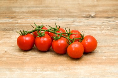 Eski ahşap zemin üzerine kiraz domates