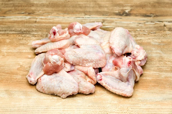 Raw chicken wings on wooden table — Stock Photo, Image