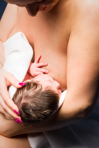 Madre allattamento al seno il suo bambino — Foto Stock