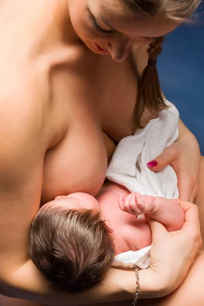 Madre amamantando a su hijo —  Fotos de Stock