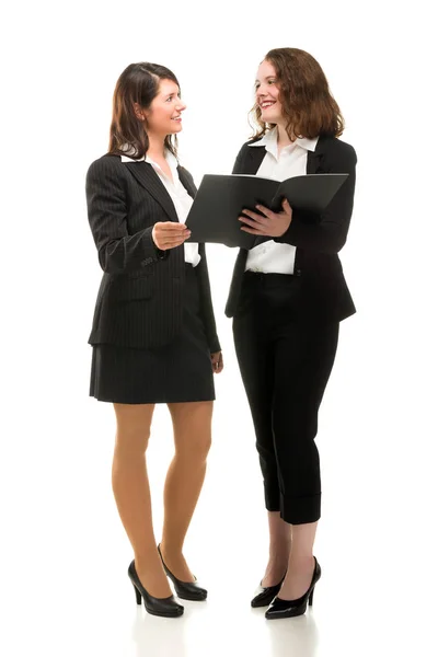 Dos mujeres de negocios jóvenes en su totalidad li — Foto de Stock