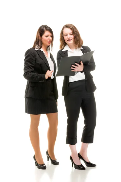 Dos mujeres de negocios jóvenes en su totalidad li — Foto de Stock