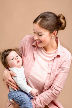 Anne ve altı ay eski bebek kız