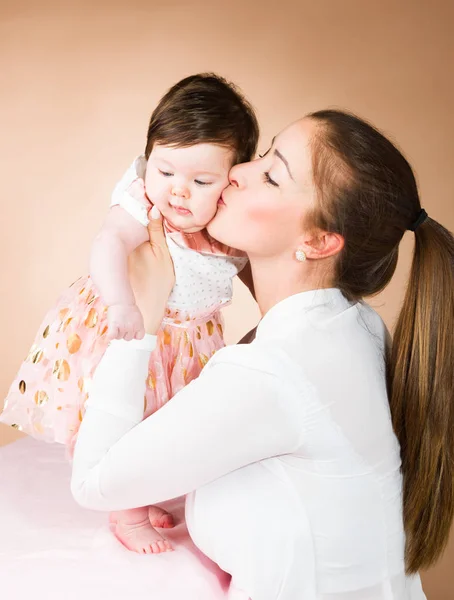 Anne ve altı ay eski bebek kız — Stok fotoğraf