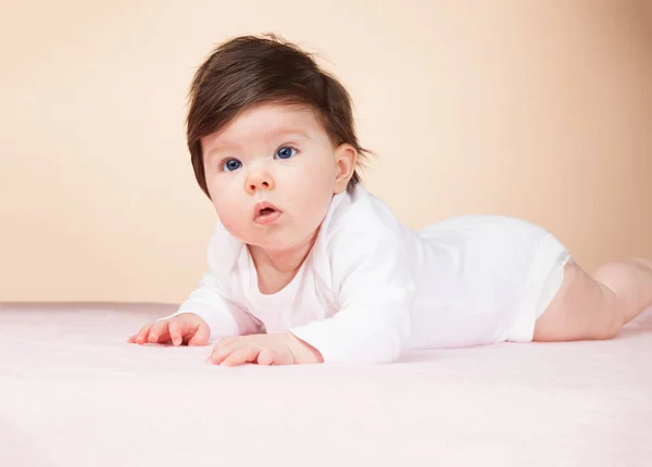 Olho azul brilhante 6 meses de idade bebê menina — Fotografia de Stock