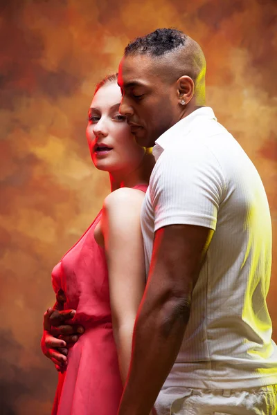 Young couple dances Caribbean Salsa — Stock Photo, Image