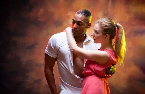 Молодая пара танцует Карибскую сальсу