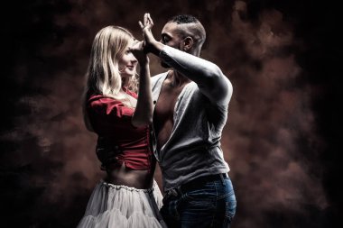 Genç çift Karayip Salsa dansı yapıyor.