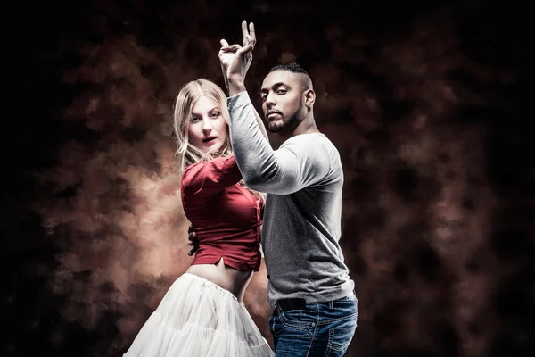 Young couple dances Caribbean Salsa — Stock Photo, Image