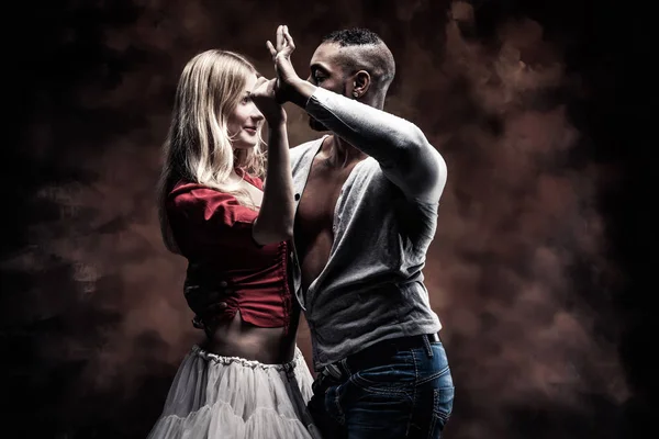 Casal jovem dança Salsa Caribe — Fotografia de Stock