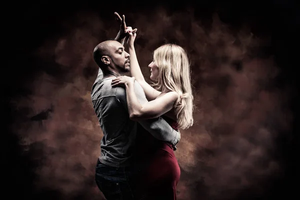 Young couple dances Caribbean Salsa — Stock Photo, Image