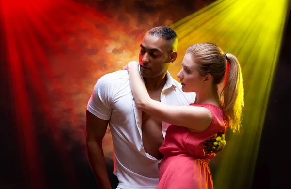 Casal jovem dança Salsa Caribe — Fotografia de Stock