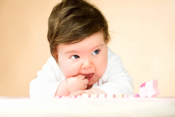 Parlak mavi gözlü 6 aylık bebek kız — Stok fotoğraf