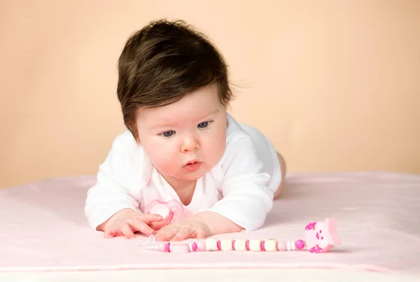 밝은 파란색 눈 6 개월 된 여자 아기 — 스톡 사진