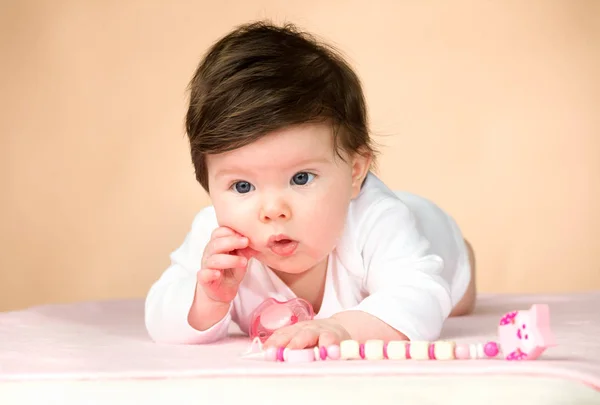 明亮的蓝色眼睛 6 个月大的女婴 — 图库照片