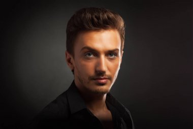 Genç portre mans. Yakın çekim yüz.