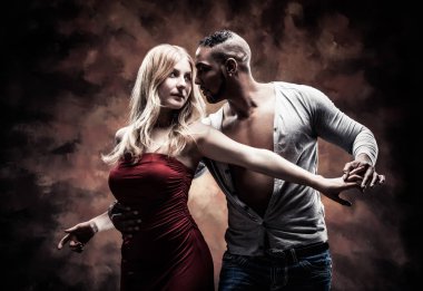 Genç çift Karayip Salsa dansı yapıyor.