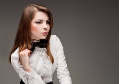 Gri arka planda kırmızı dudaklı ve şapkalı güzel seksi genç kadın portresi.
