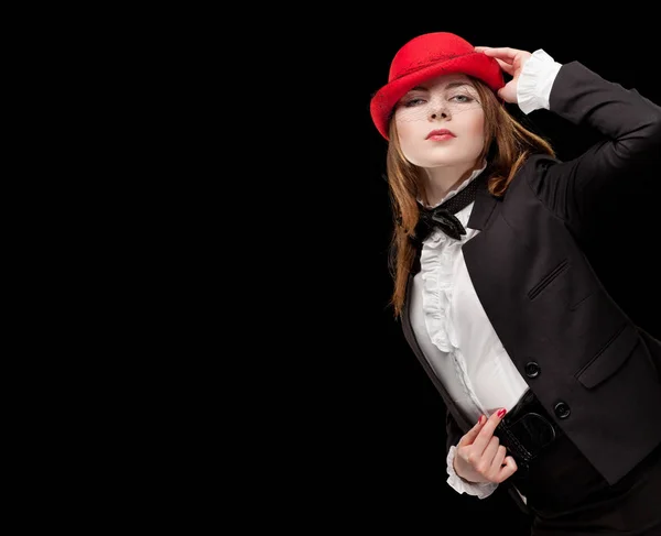 Aspecto de alta moda. retrato de hermosa mujer femenina sexy con labios rojos sobre fondo negro con sombrero —  Fotos de Stock