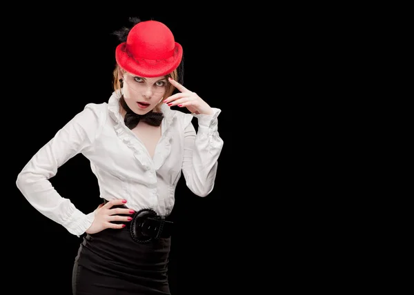 En högklassig look. porträtt av vacker sexig ung kvinna med röda läppar på svart bakgrund med hatt — Stockfoto