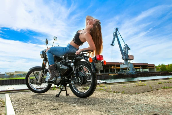 Çekici bir kız dışında poz bir motosiklet üzerinde — Stok fotoğraf