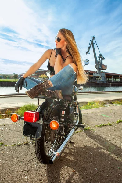 Çekici bir kız dışında poz bir motosiklet üzerinde — Stok fotoğraf