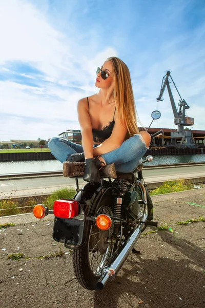 Приваблива дівчина на мотоциклі позує зовні — стокове фото