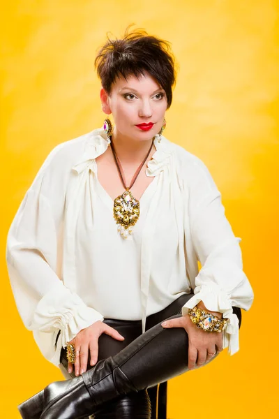 Portrait of a beautiful glamorous woman. Yellow background. — Stok fotoğraf