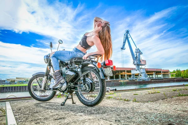 Çekici bir kız dışında poz bir motosiklet üzerinde — Stok fotoğraf