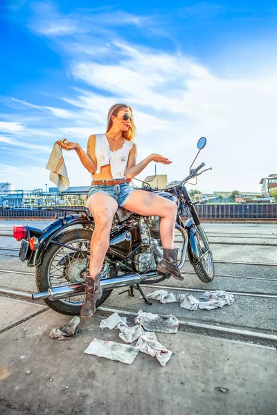 Приваблива дівчина на мотоциклі позує зовні — стокове фото