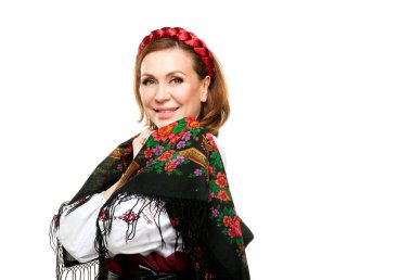 Geleneksel Ukrayna tarzında yetişkin kadın portresi