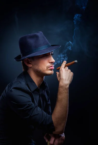 Mirada de gánster. Hombre guapo con sombrero y cigarro . — Foto de Stock