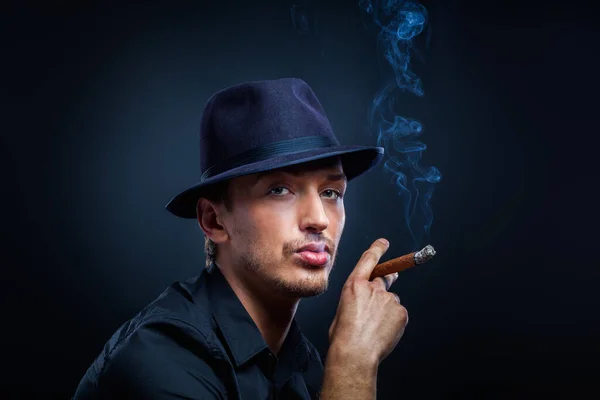 Gangsterblick. Snygg man med hatt och cigarr. — Stockfoto