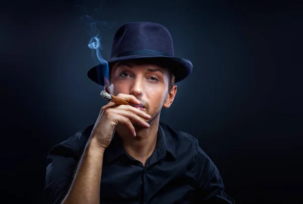 Mirada de gánster. Hombre guapo con sombrero y cigarro . — Foto de Stock