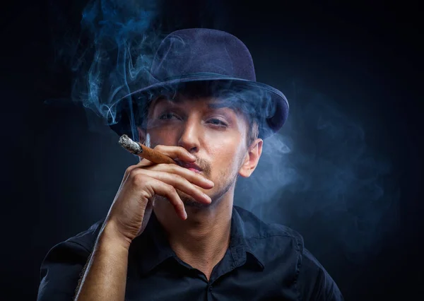 Gangsterblick. Snygg man med hatt och cigarr. — Stockfoto