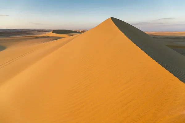 Acima da duna de areia em Fayoum — Fotografia de Stock