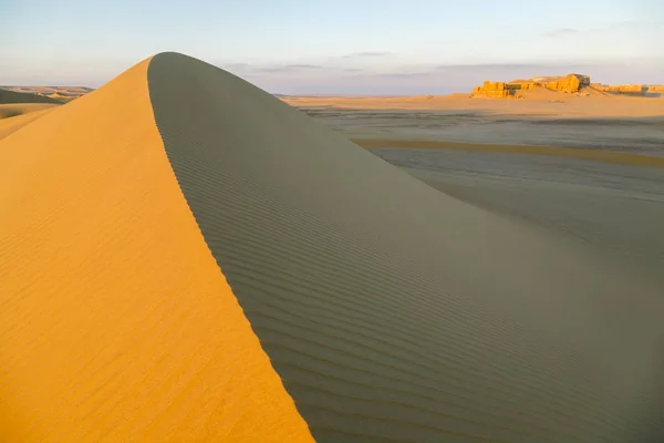 Acima da duna de areia em Fayoum — Fotografia de Stock