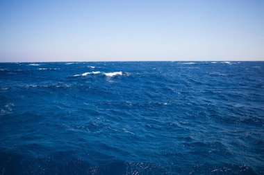 Gökyüzü arka plan dalgalar ile deniz yüzeyinde