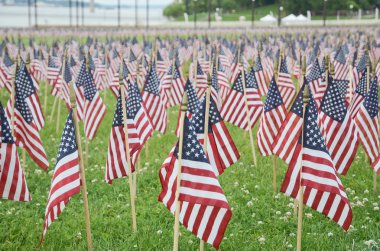 Amerikan bayrakları anma günü üzerinde görüntülenen