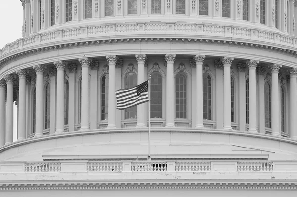 Bandeira na cúpula do Capitólio dos EUA — Fotografia de Stock