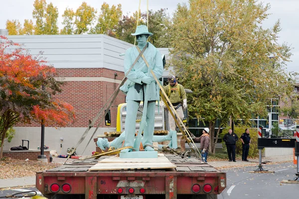 Monumento confederado siendo desmantelado en Louisville, Kentucky, EE.UU. —  Fotos de Stock