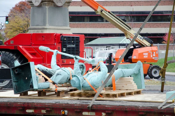 Confederate Monument Being Dismantled in Louisville, Kentucky, USA — Stock Photo, Image