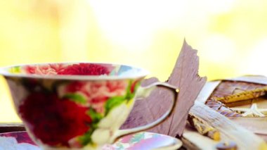 çay ile sonbahar yaprakları