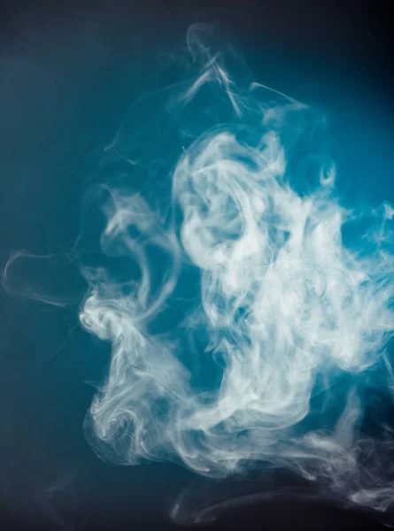Kouř na modré světlé pozadí — Stock fotografie